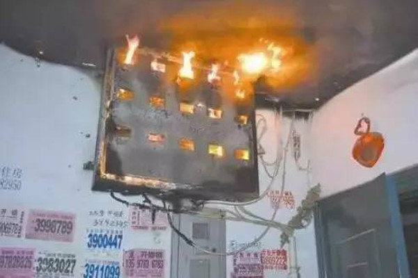 華盛消防炮塔：冬天過年氣氛可以火熱，但是別過火，引起火災(zāi)！